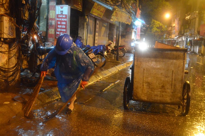 Hình ảnh những người lao công quét rác vẫn đang miệt mài với công việc cho đường phố sạch hơn.