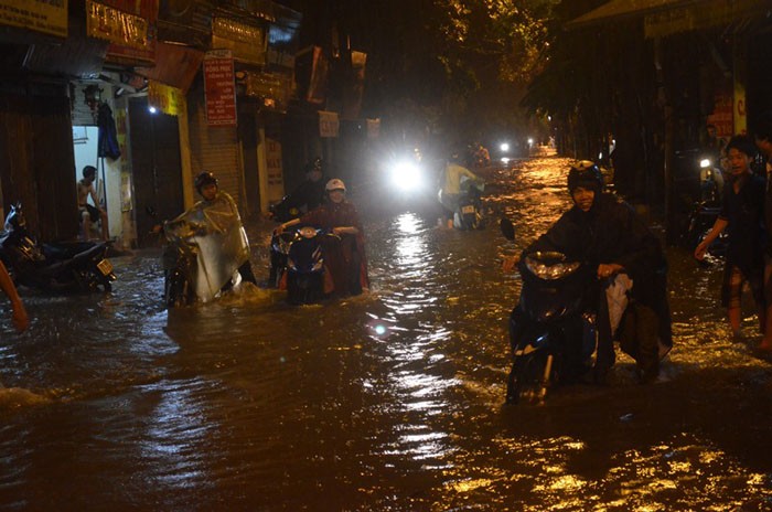 Phố Trần Bình cũng bị ngập rất sâu, các phương tiện qua đây gặp rất nhiều khó khăn.