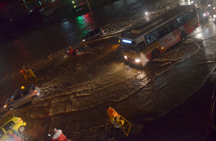 Mưa lớn đã làm ngập nhiều tuyến đường ở Thủ đô (ảnh chụp dưới chân cầu vượt Mai Dịch - đường Hồ Tùng Mậu).