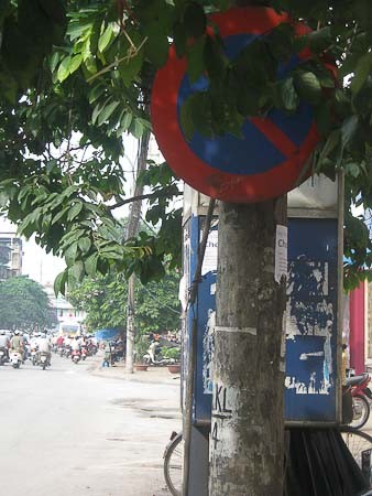 Tấm biển báo hiệu núp dưới lùm cây này liệu người dân đi đường có nhìn thấy ( ảnh chụp trên đường Phạm Ngọc Thạch )