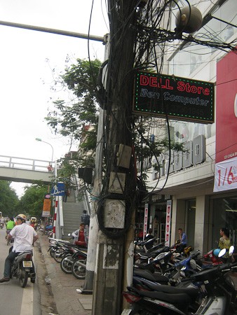 Những biển hiệu như thế này được treo rất nhiều trên đoạn đường Chùa Bộc (ảnh chụp đối diện Học viện ngân hàng)