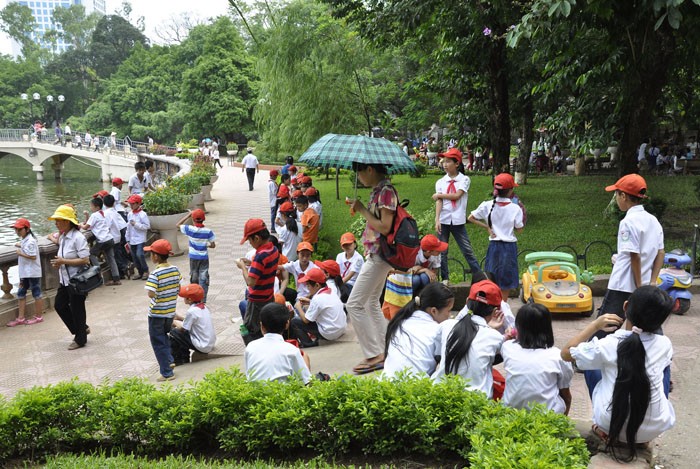 Công viên Thủ Lệ là địa điểm thăm quan hấp dẫn đối với các em thiếu nhi trong đợt kỉ niệm ngày Quốc tế thiếu nhi.