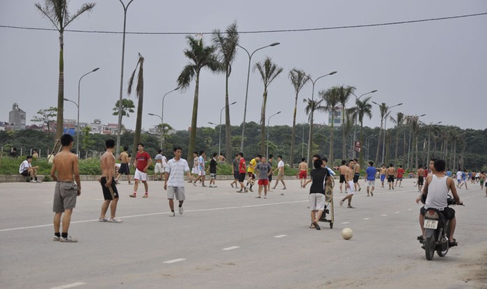 Mỗi buổi chiều có hàng trăm các bạn trẻ tập trung chơi thể thao ngay trên lòng đường (phía Tây- Nam công viên). Điều này rất dễ gây tai nạn cho người tham gia giao thông trên đường và cả người chơi thể thao.