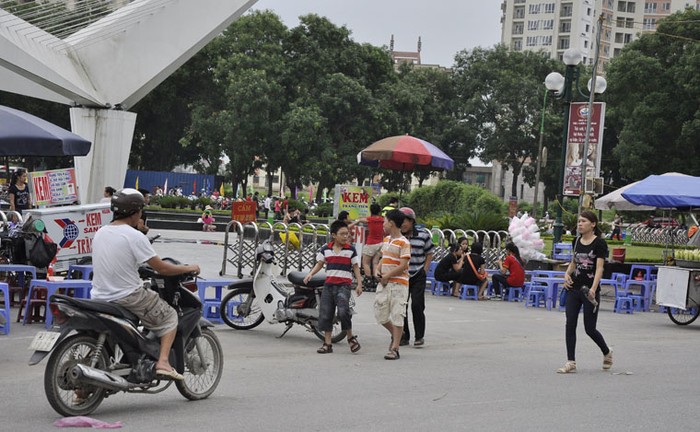 Cổng phía bắc của công viên Hòa Bình hướng ra đường Phạm Văn Đồng có hàng chục quán nước, hàng ăn lớn mở xung quanh cổng ra vào của công viên làm mất đi mỹ quan và khó khăn trong việc đi lại.