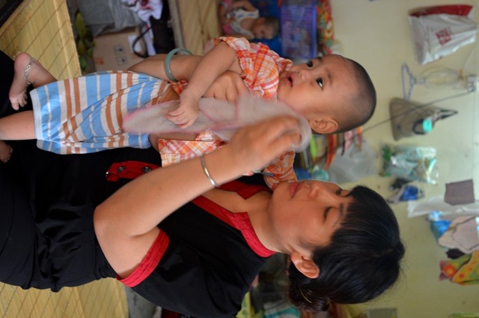 Biết đến chùa Bồ Đề qua một bài báo chị Đinh Thị Như Na, đang làm việc tại Gia Lâm đã đến thăm và chơi cùng các em.
