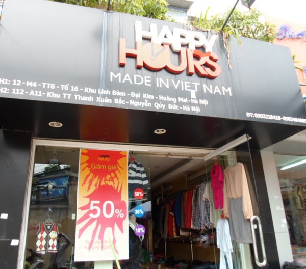 Cả những hàng thời trang “Made in Vietnam” cũng tung chiêu giảm giá đến 50%. Bên cạnh thu hút khách mua hàng hè giảm giá, các cửa hàng này sẽ tận dụng cơ hội để tiếp thị quần áo thu đông.
