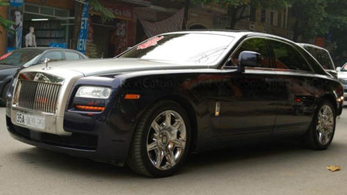 Rolls-Royce Phantom in hình rồng đeo biển Ninh Bình trong đoàn xế sang.