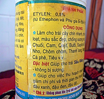 Trên bao bì ghi rõ thành phần thuốc từ Ethephon, một chất độc gây hại cho sức khỏe con người (Nguồn Vietnamnet)