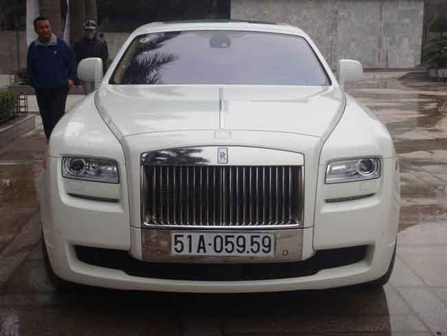 Chiếc Rolls-Royce Ghost màu trắng đình đám của ông Trường (Nguồn Autopro)