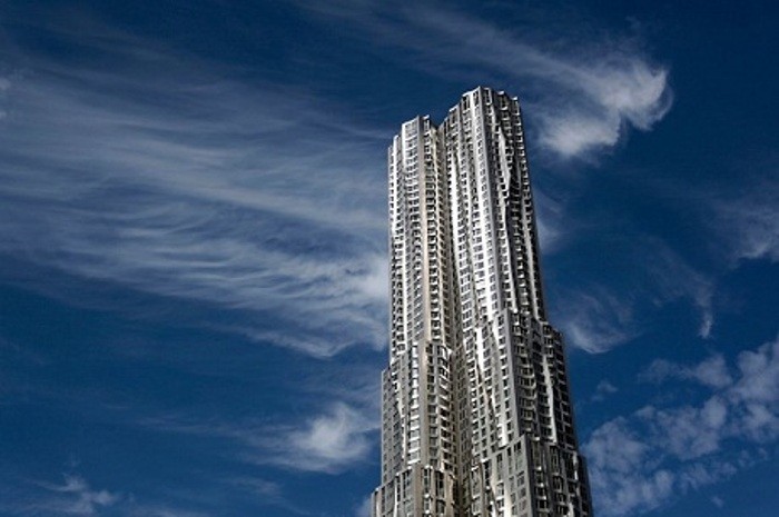 Tòa nhà cao 265 m, thậm chí còn cao hơn tầm bay của một số chiếc trực thăng trong thành phố. Kiến trúc sư Frank Gehry đã nổi danh trong ngành kiến trúc từ lâu nhưng đây là tòa nhà chọc trời đầu tiên do ông thiết kế, ngay lập tức nó đã giành được giải thưởng danh giá của ngành. Phần ngoại thất uốn lượn được thiết kế bằng thép không rỉ vô cùng ấn tượng của Beekman Tower đã thuyết phục được hội đồng chấm giải Emporis.