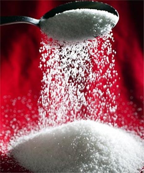 7. Đường: Khi nấu nên cho thêm muối sau khi cho đường, nếu không muối sẽ “bay hơi” và làm ngưng kết protein, khiến cho thực phẩm không còn ngọt, từ đó gây ra cảm giác bên ngoài ngọt bên trong nhạt, ảnh hưởng tới vị giác.