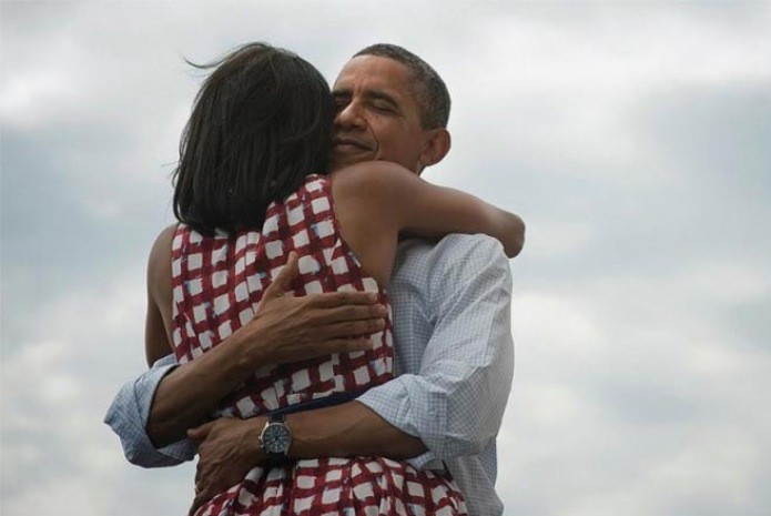 "Bốn năm nữa": Bức ảnh Tổng thống Mỹ Barack Obama ôm người vợ yêu quý cùng dòng chữ "Bốn năm nữa" đã xuất hiện trên trang nhà của ông sau khi Obama giành chiến thắng trong cuộc bầu cử hôm 6/11. Bức ảnh này đã nhận được hơn 4,4 triệu người "thích", hơn 580 nghìn người "chia sẻ" với bạn bè và hơn 215 nghìn lời bình luận - Ảnh: SAI.
