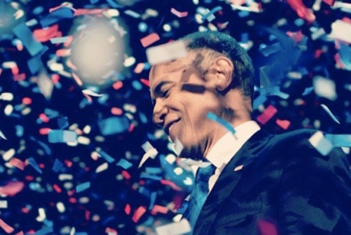 "Xin cảm ơn các bạn": Bức ảnh Tổng thống Mỹ Barack Obama trong buổi lễ tuyên bố chiến thắng ở Chicago cùng dòng chữ "Tôi xin cảm ơn các bạn" trên trang nhà của ông đã nhận được hơn 2 triệu lượt người thích cùng hơn 84 nghìn lời bình - Ảnh: SAI