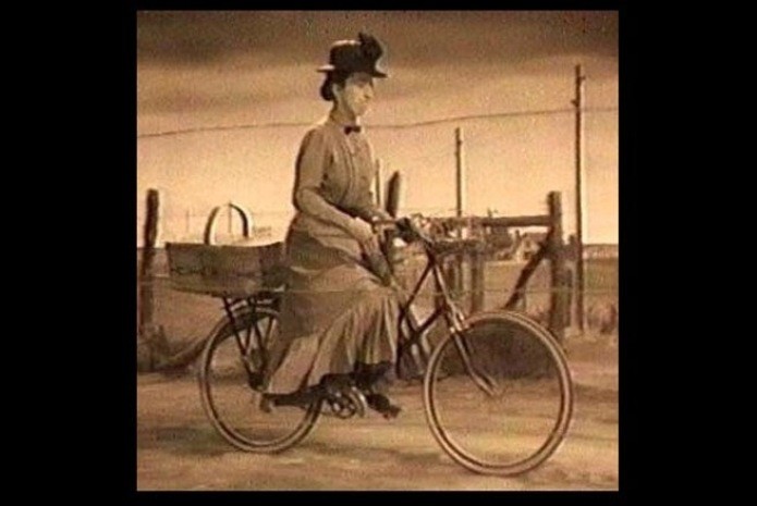 Bộ phim nào đây?: Thành viên Olde Towne Antiques and Upholstery đã đăng bức ảnh một phụ nữ trong trang phục cổ điển đi trên một chiếc xe đạp, cùng dòng chữ "Bao nhiêu người trong số các bạn nhận ra đây là bộ phim cổ điển nào?". Bức ảnh đã được hơn 1,81 triệu người thích và gần 90 nghìn lời bình - Ảnh: SAI