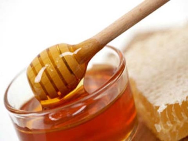 1. Uống mật ong lúc bụng đói: Mật ong xưa nay là loại giải độc dưỡng sắc rất tốt, có chứa nhiều axit amin thiết yếu và vitamin. Ăn mật ong thường xuyên ngoài thải chất độc còn có hiệu quả nhất định với phòng trị các chứng tim mạch và suy nhược thần kinh.