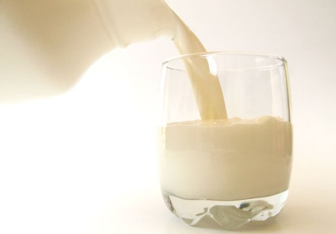 3. Uống sữa bò lạnh lúc bụng đói : Uống sữa bò lạnh lúc bụng đói có thể thông tiện. Lý do đầu tiên là vì kích thích lạnh sẽ làm tăng tốc vận động của ruột, hai là trong sữa bò có một lượng lớn lactose, dễ bị tống nhanh ra ngoài.