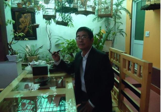 Hình ảnh anh Thắng hút thuốc lá điện tử trong cuộc sống đời thường.