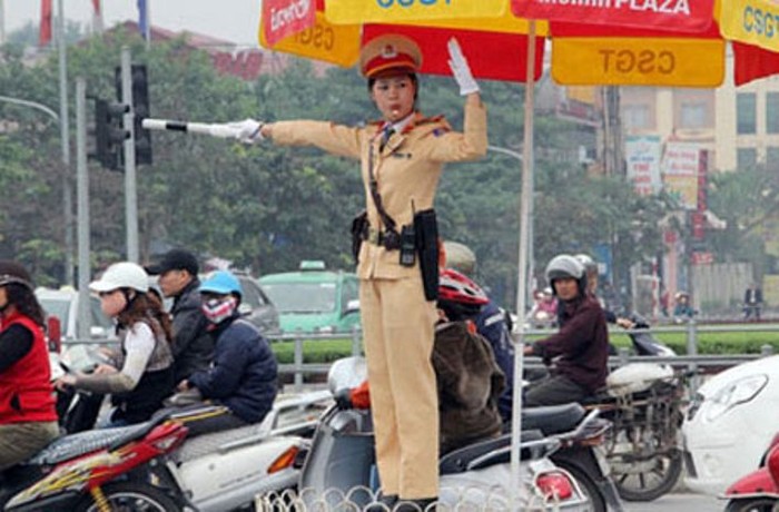 Nữ cảnh sát giao thông đang điều khiển phương tiện lưu thông trên đường