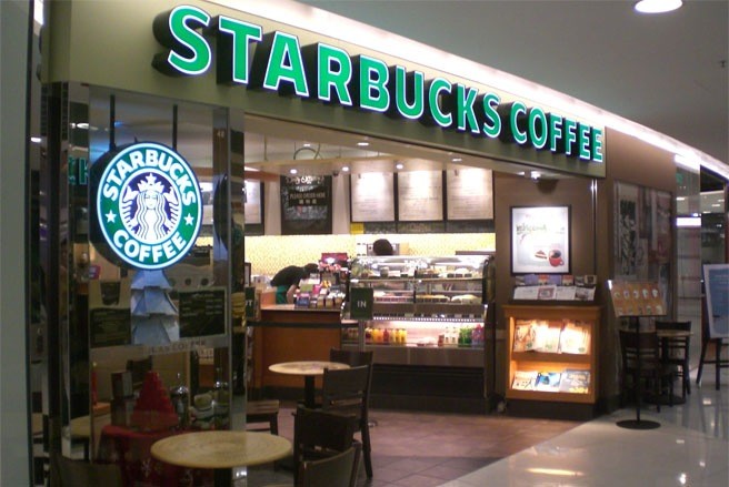 5. Starbuck:. Tỷ lệ tăng/giảm người ưa thích : +26%. Xếp hạng chung về mức độ được ưa thích vào cuối năm 2012: 26. Chuỗi cửa hiệu cà phê nổi tiếng Starbucks là thương hiệu đầu tiên nằm trong top 5 thương hiệu có mức độ được ưa thích gia tăng nhiều nhất trên các mạng xã hội trong năm qua. Starbucks đã có thêm 19 triệu người hâm mộ (fan) và người theo dõi (follower) trong năm 2012.