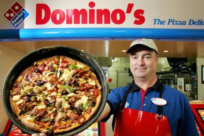 7. Dominos: Tỷ lệ tăng/giảm người ưa thích : -11%. Xếp hạng chung về mức độ được ưa thích vào cuối năm 2012: 62. Dominos là một thương hiệu bánh pizza của Mỹ. Năm 2011, công ty này ăn nên làm ra, nhưng chính việc điều chỉnh hình ảnh thương hiệu trong năm 2012 đã phản tác dụng.