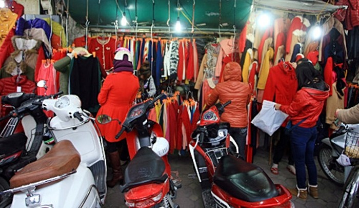 Cửa hàng bán quần áo mùa đông trên đường Kim Mã cũng đông khách mua.