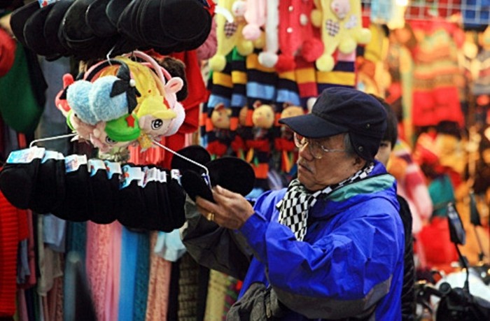 Các chủ cửa hàng trên phố Đinh Liệt cho biết, từ ngày 5/1 (bắt đầu đợt rét đậm kéo nền nhiệt độ Hà Nội xuống còn 8,7 độ C) khách đến mua đồ chống rét tăng vọt.