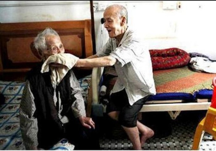 Tình yêu đẹp của đôi vợ chồng ông lão 100 tuổi đã khiến nhiều thành viên mạng cảm động. “Hạnh phúc nhất ở tuổi già chính là những hành động ý nghĩa và sâu sắc như thế này”, thành viên Julia bày tỏ.