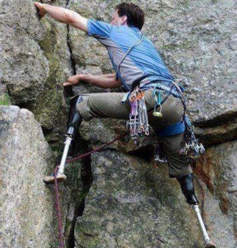 Nghị lực đáng khâm phục của người đàn ông khuyết tật. Mặc dù phải sử dụng hai chân giả nhưng anh vẫn cố gắng leo núi như những người bình thường.