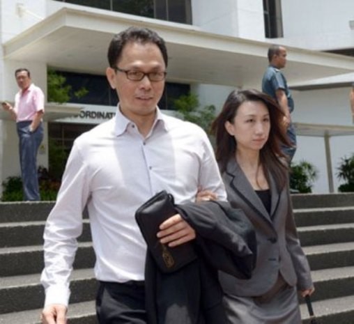 Vợ chồng ông Ng lúc rời phiên tòa. Ảnh: StraitsTimes