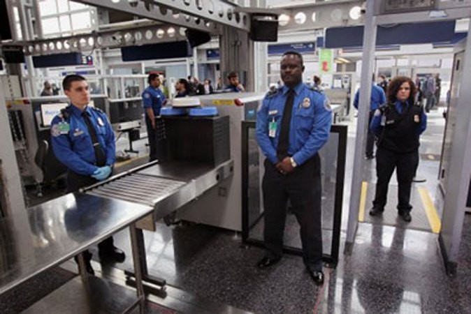 Các nhân viên an ninh tại sân bay O'Hare, Chicago, Mỹ.
