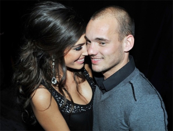 Sneijder và cô vợ xinh đẹp Yolanthe. Ảnh: AD