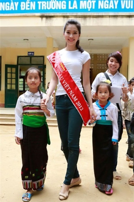 Hoa hậu Thu Thảo chăm chỉ đi công tác từ thiện