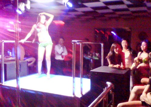 Quán bar, vũ trường đang là điểm nóng của mại dâm trá hình. Ảnh: N.Đ