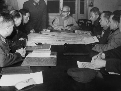 Bác Hồ cùng các uỷ viên Bộ Chính trị họp bàn chiến dịch Tết Mậu Thân 1968. Ảnh tư liệu.