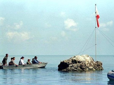Một nhóm lãnh đạo quốc hội và hải quân Philippines bơi thuyền tới bãi cạn Scarborough. Ảnh: Erik de Castro.