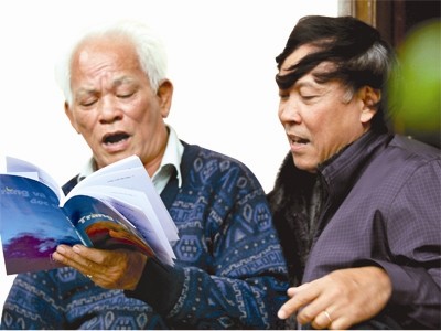 Tướng Phạm Xuân Quắc và Nhà báo Việt Chiến gặp lại sau 4 năm Việt Chiến ra tù.