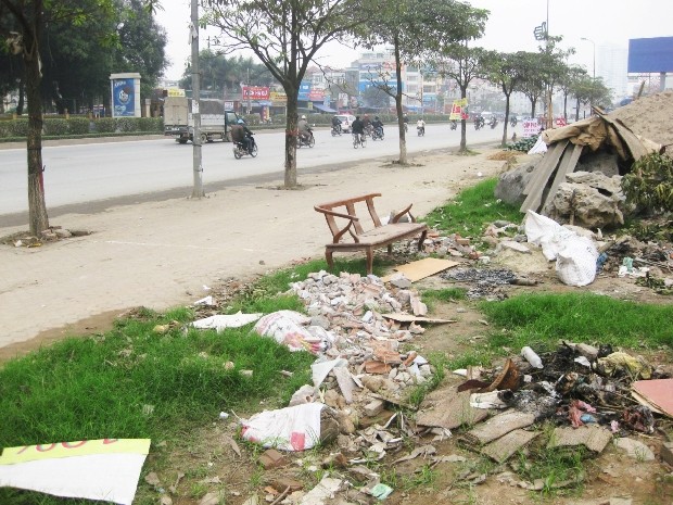 : Trên vỉa hè của tuyến đường Hồ Tùng Mậu, Mai Dịch là một không gian rác thải, vật liệu xây dựng thừa, bàn ghế, chai lọ, túi nilon…không thiếu thứ gì. Rác vẫn ở đó và cuộc sống vẫn trôi qua.