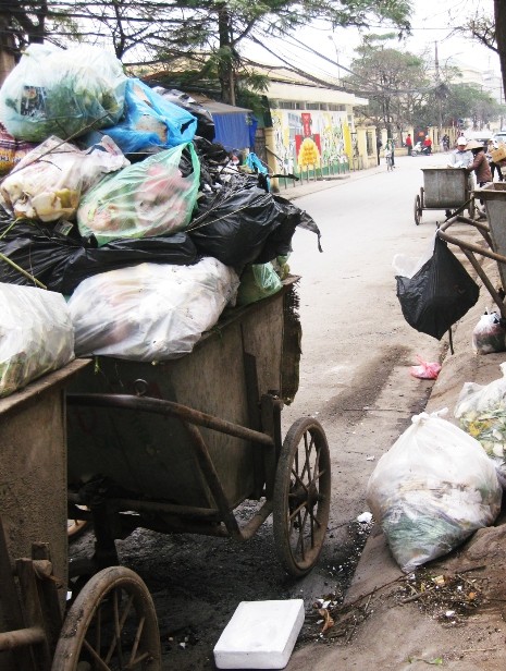 Những chiếc xe chở rác luôn trong tình trạng quá tải, không đảm bảo an toàn vệ sinh là nơi phát tán những nguồn lây bệnh nguy hiểm cho người đi đường...