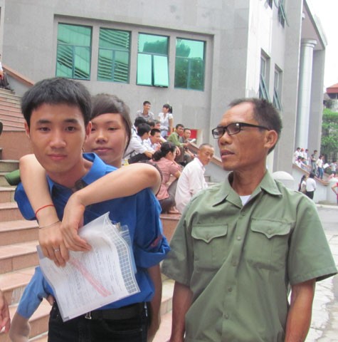 Sinh viên tình nguyện của trường Học viện bưu chính viễn thông cõng Hoài lên phòng thi.