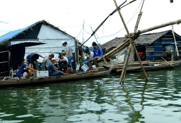 Bối cảnh chính của phim là tại làng nuôi cá bè La Ngà nổi tiếng của huyện Định Quán, tỉnh Đồng Nai.