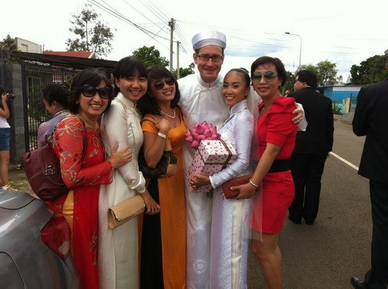 Một vài người bạn thân của Đoan Trang có mặt tại quê nhà để chúc mừng cặp đôi.