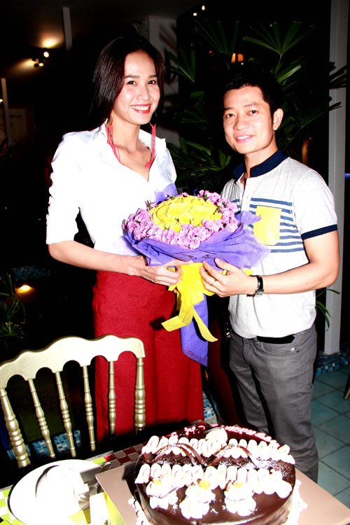 Người mẫu được bạn trai là NTK Thuận Việt tặng bánh và hoa hồng. Họ hẹn hò được hơn 1 năm nay.