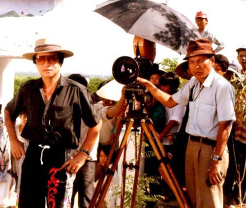 Đạo diễn Lê Hoàng Hoa đang chỉ đạo quay hình cho bộ phim Ván bài lật ngửa