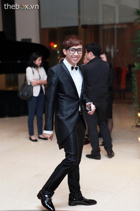 Trấn Thành vừa "chạy show" từ tiệc cưới Đoan Trang