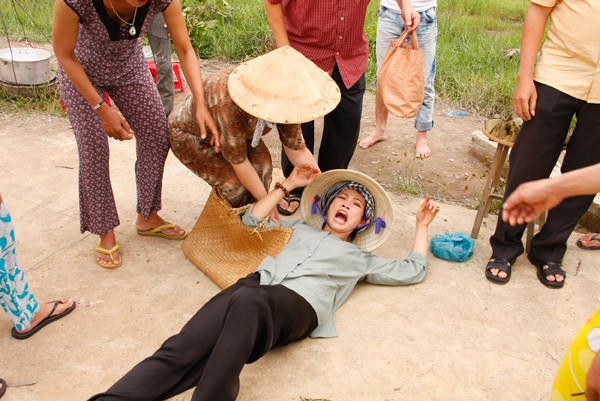 Không chỉ dừng lại ở đó, nhân vật của chị Chanh còn nằm lăn ra đất ăn vạ với làng xóm. Khi thực hiện cảnh quay này, cả đạo diễn và các diễn viên quần chúng đã không thể ngừng cười bởi khả năng nhập vai của Phương Thanh