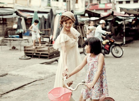 Thanh Thúy cho biết, ngày còn nhỏ cô thường được mẹ dẫn ra chợ để chơi đùa và ăn vặt.