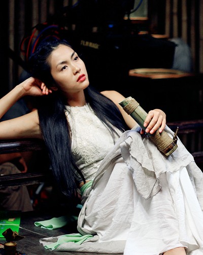 Tạo hình nhân vật Linh Lan của Hà Tăng rất trong sáng, thánh thiện, vì vậy, cô được nhà thiết kế Công Trí may riêng cho những bộ trang phục có gam màu trắng. Trong những bức ảnh mới hé lộ, "ngọc nữ" của điện ảnh Việt khoe trọn tấm lưng trần khi mặc yếm.