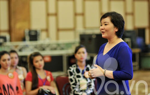 Trong bài học đầu tiên vào tối ngày 15/8, 40 thí sinh Hoa hậu được bà Võ Thị Xuân Trang – Hiệu trưởng trường JRP Vietnam hướng dẫn cách phân tích điểm yếu, điểm mạnh của bản thân cho đến cách sửa dáng ngồi sao cho không bị ‘lộ hàng’ trước các tay săn ảnh