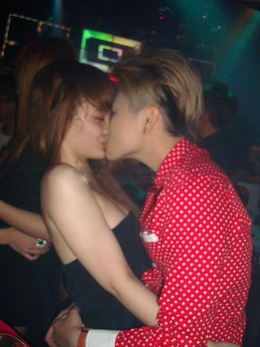 Những hình ảnh thân mật của Phương Trang - em gái Phương Trinh với người bạn bị nghi là thuộc giới tính thứ 3 trong 1 quán bar khiến cư dân mạng "nóng mắt"