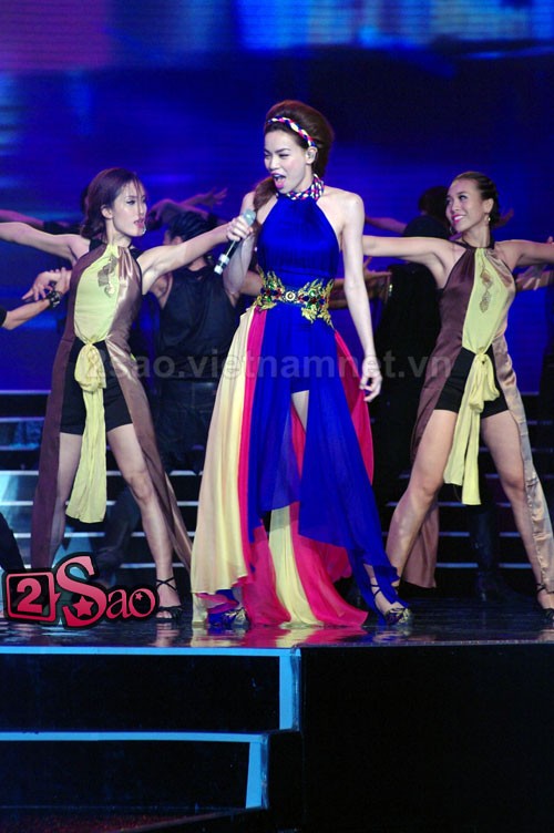 Nữ giám khảo xinh đẹp của The Voice - Hồ Ngọc Hà- đem đến cho vòng chung kết Hoa hậu Việt Nam 2012 1 ca khúc sôi động “Một niềm vui”.